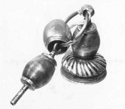 Cachet en horlogesleutel aan ring
