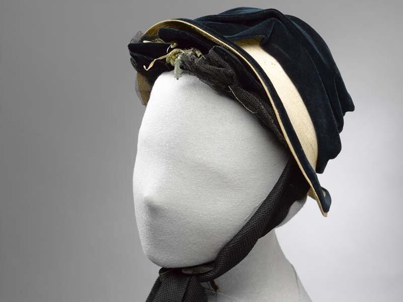 Hoed van wit stro met blauw fluwelen band, kralengarnering en bloemetjes