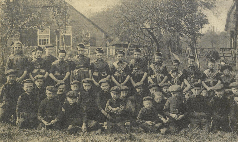 Jongens en meisjes in streekdracht, Staphorst