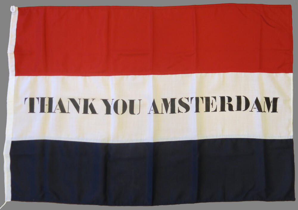 Nederlandse vlag met tekst THANK YOU AMSTERDAM (repro)