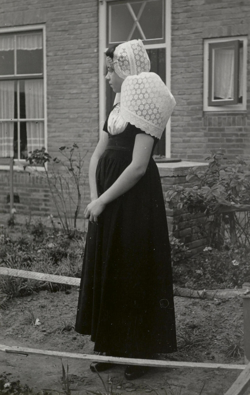 Kornelia Minderhoud uit Westkapelle in Walcherse dracht, 1950