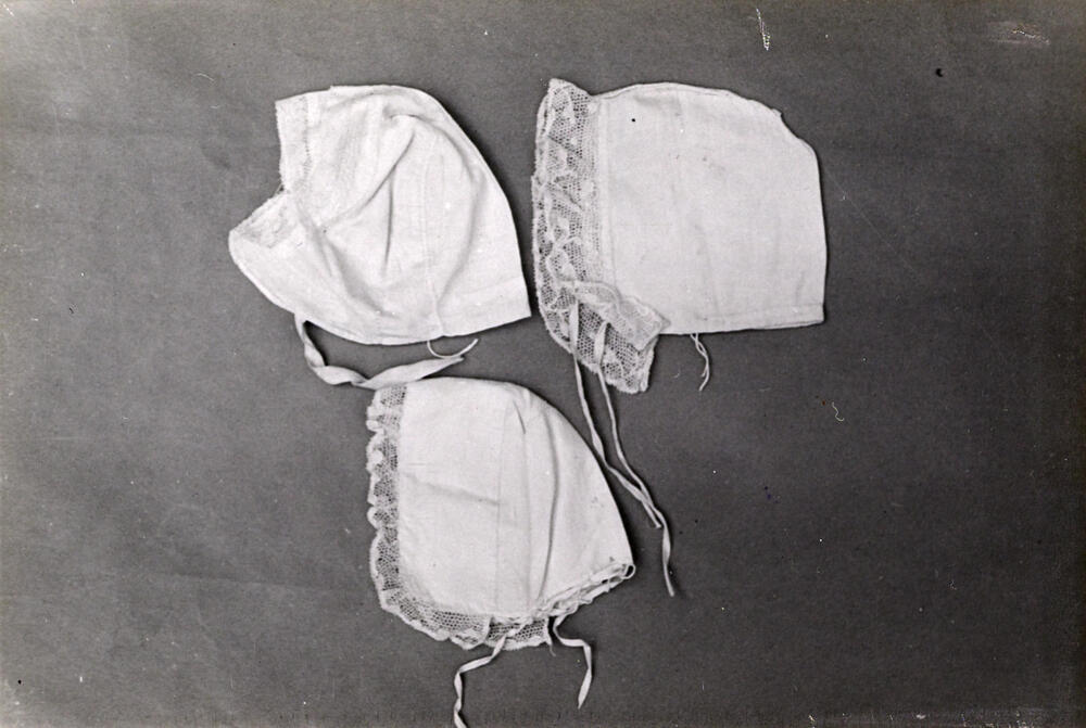 Kindermutsjes, vermoedelijk van Schokland, Kampen, 1946