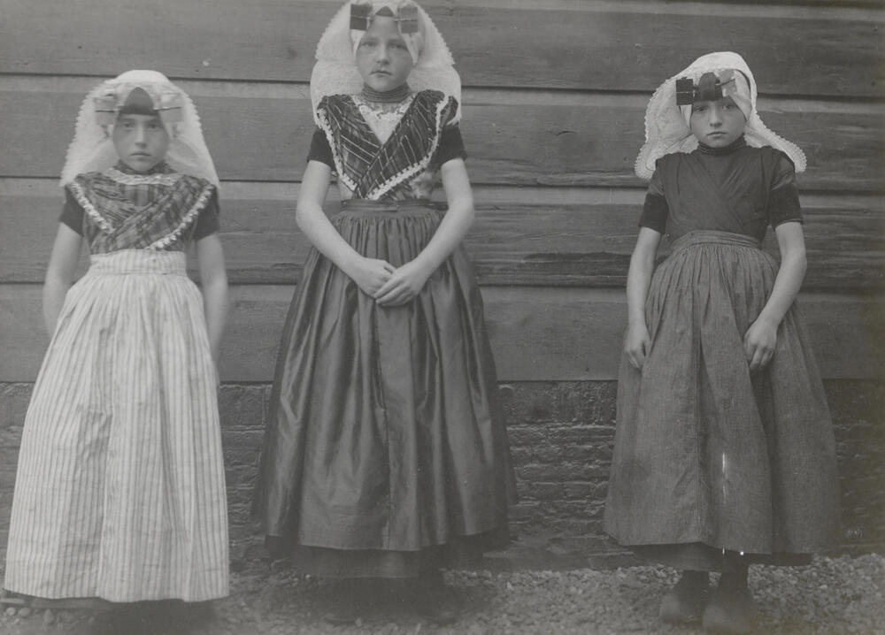 Meisjes in katholieke Zuid-Bevelandse dracht, 1913–1916