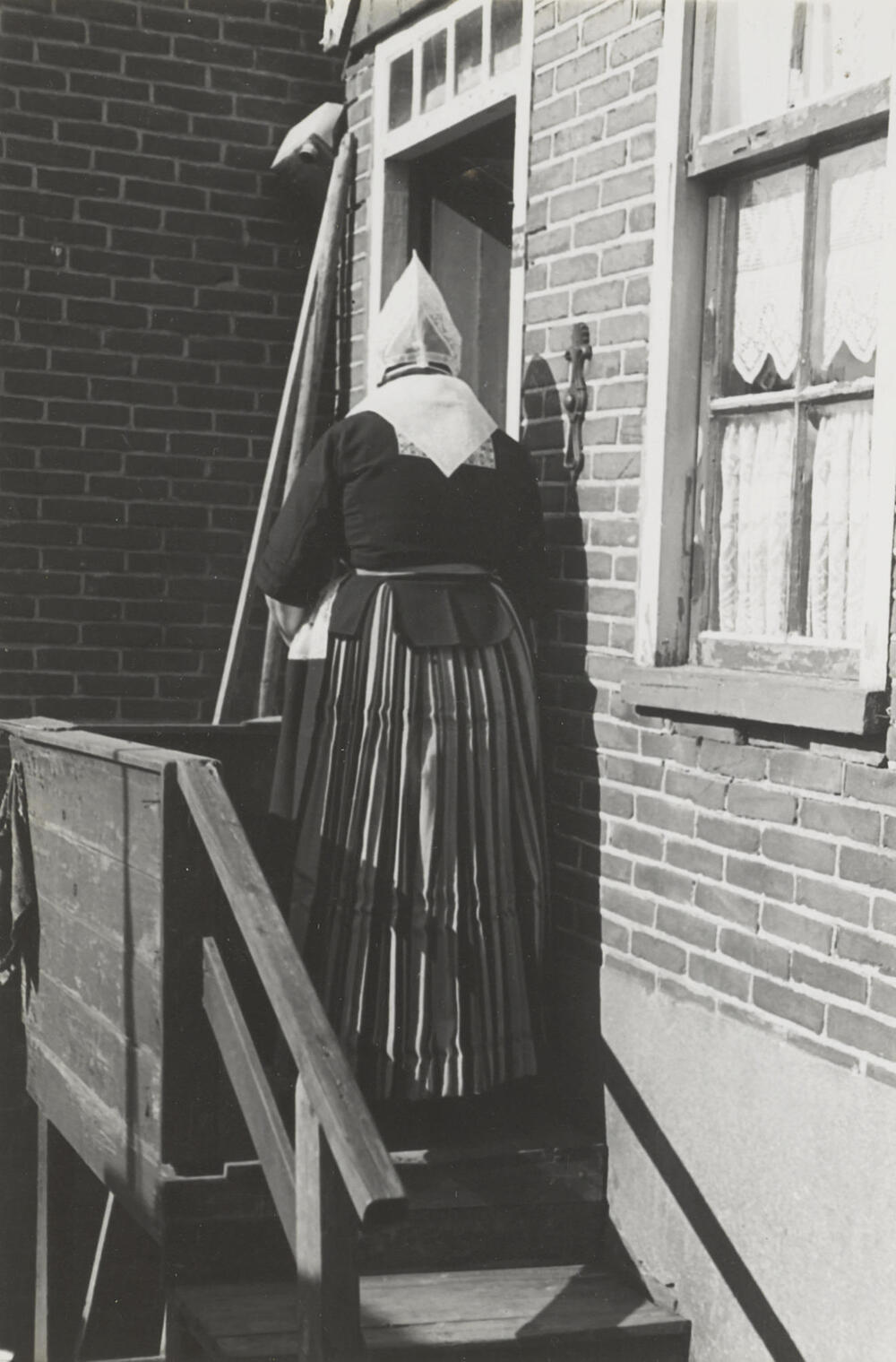 Vrouw in zondagse dracht uit Volendam, 1946
