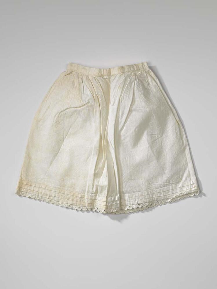 Wit katoenen onderrok met kantje afgezet, behorend bij stel poppen- of kinderkleding