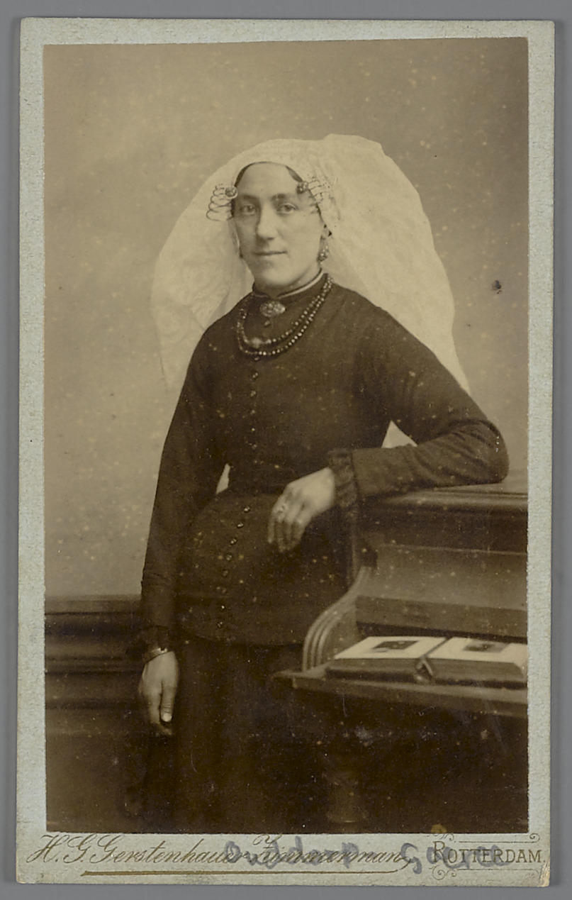 Vrouw in streekdracht uit Ouddorp, 1871–1896