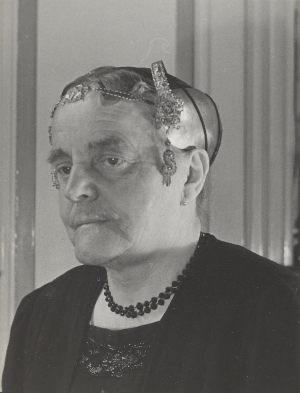 Vrouw in streekdracht uit Zandvoort, 1942
