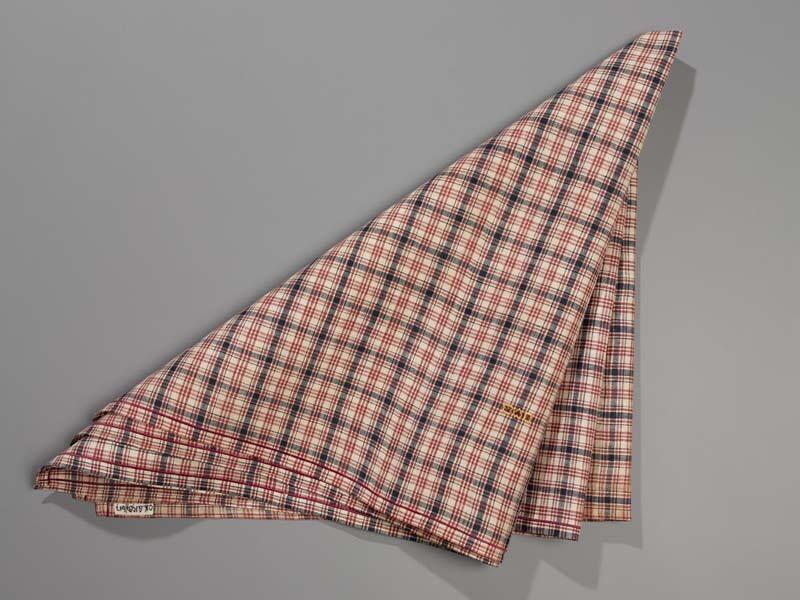 Hindelooper sondook met ingeweven ruit in wit, rood en blauw en geborduurde initialen I, hart en A