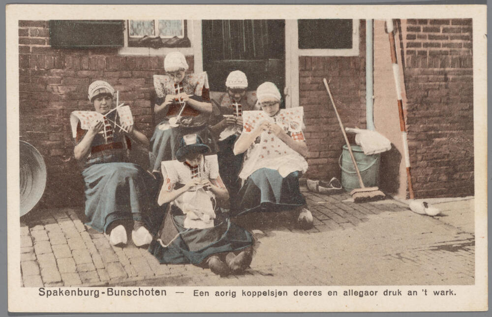 Vijf handwerkende meisjes in streekdracht, uit Bunschoten-Spakenburg