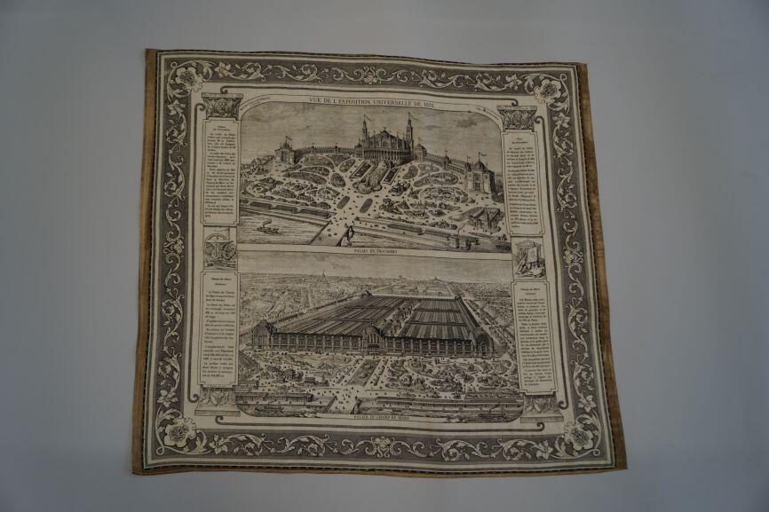 Gedenkdoek van bedrukt katoen t.g.v. de wereldtentoonstelling 1878 in Parijs