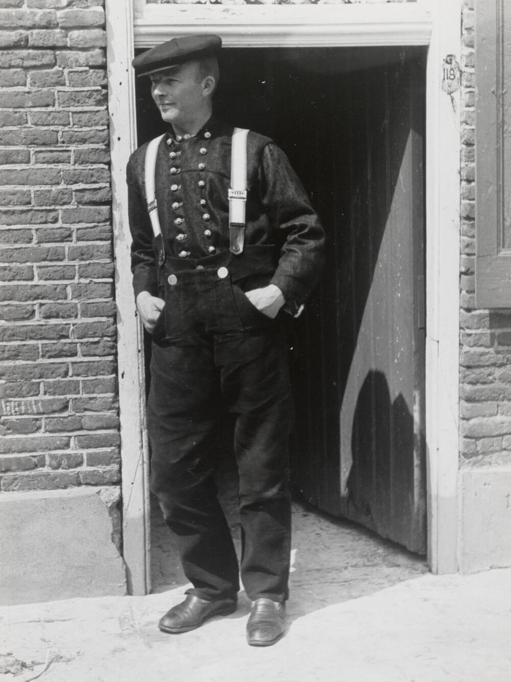 Jan Kooiker in opknapdracht, Staphorst, 1944