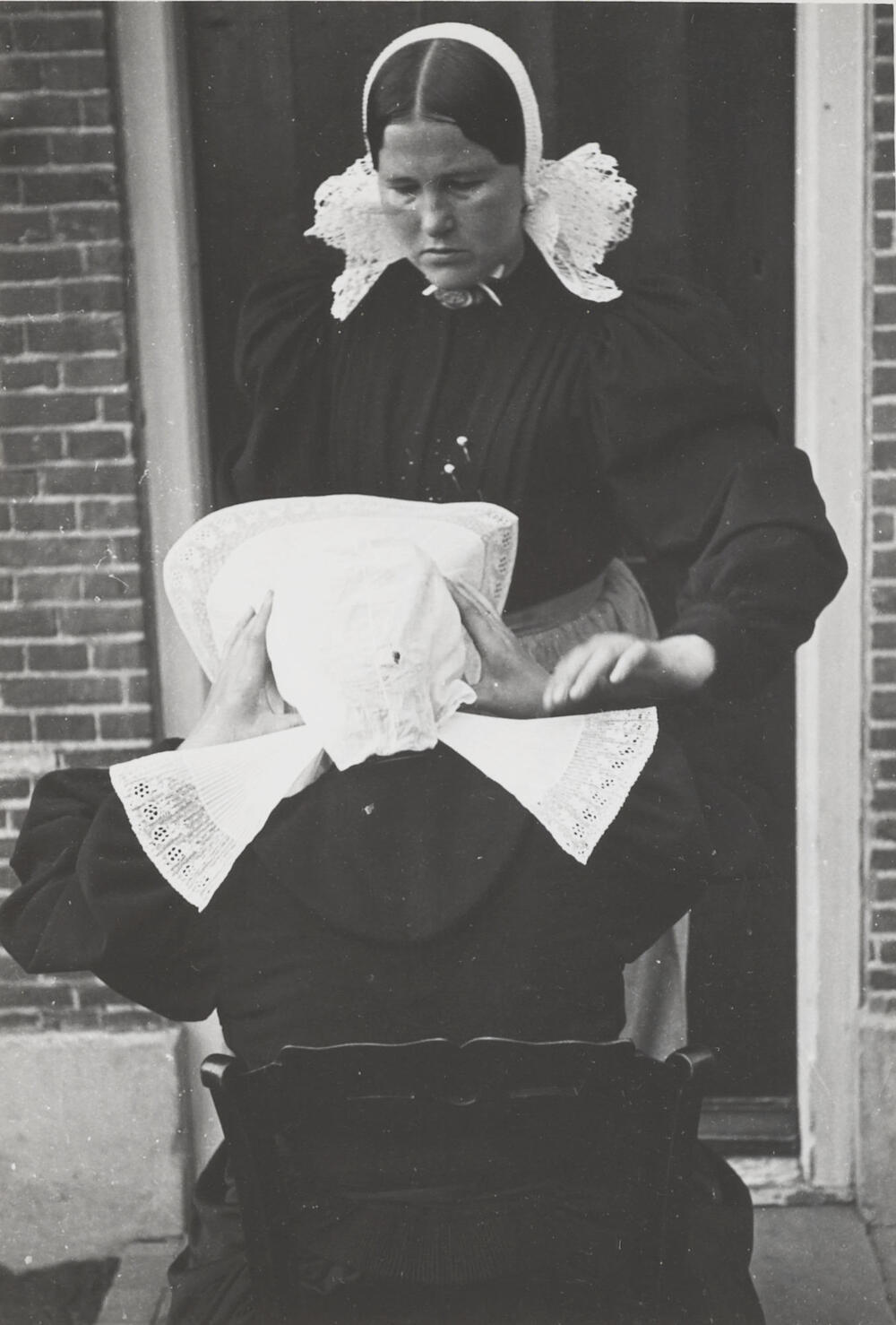 Opzetten van de oorijzermuts, Huizen, 1945
