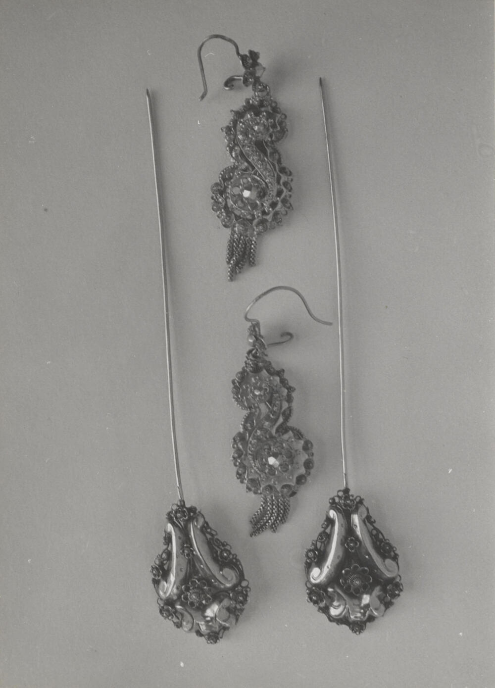 Oorbellen en kapspelden, Laren, 1952