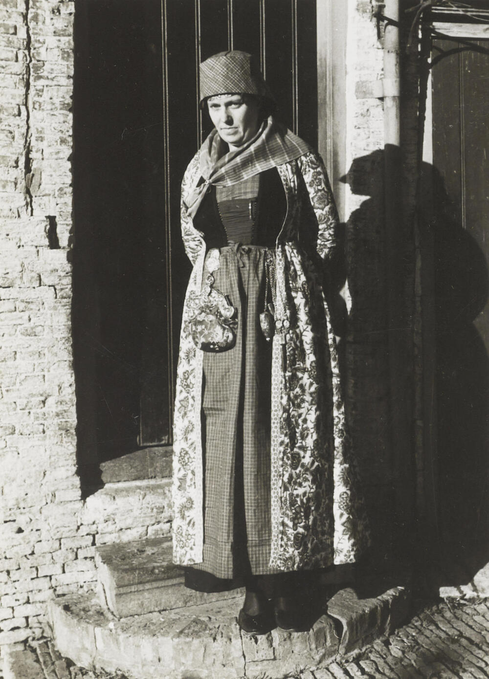 Jacomina van Elselo verkleed in Hindelooper dracht, 1943
