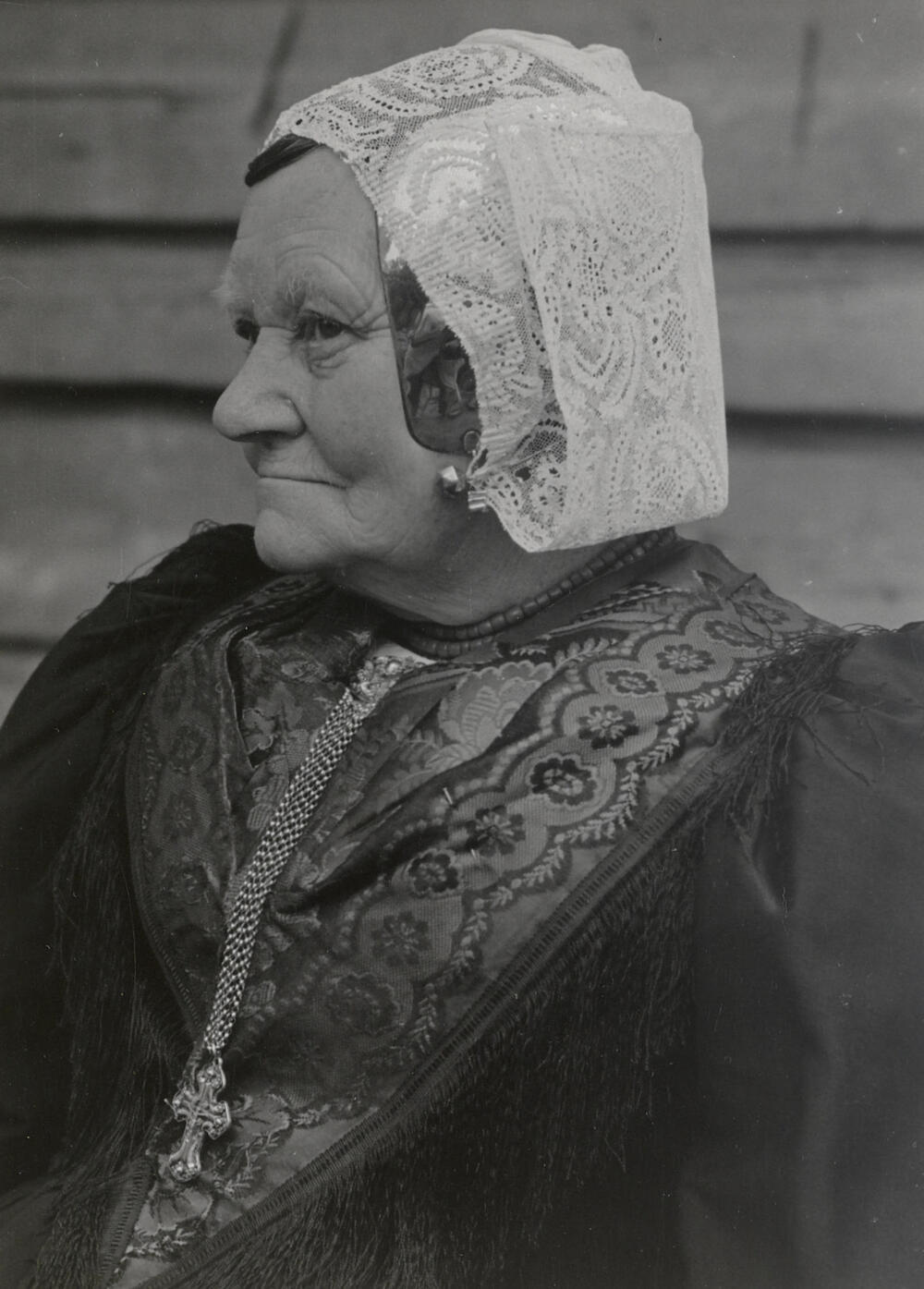 Mevrouw Van den Brink in streekdracht uit Eemnes, 1952