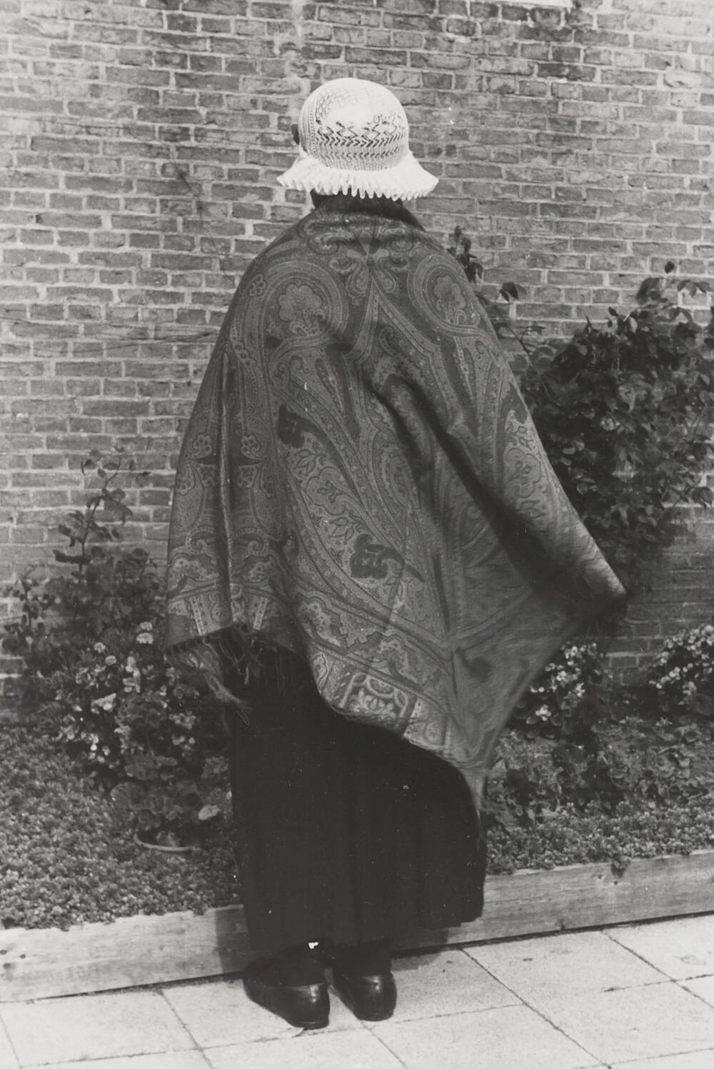 Weduwe Goslinga uit Workum in Friese dracht, 1943