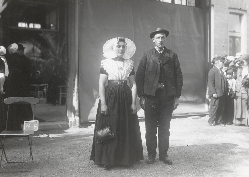Vrouw en man in streekdracht uit Nieuw- en Sint Joosland, 1913
