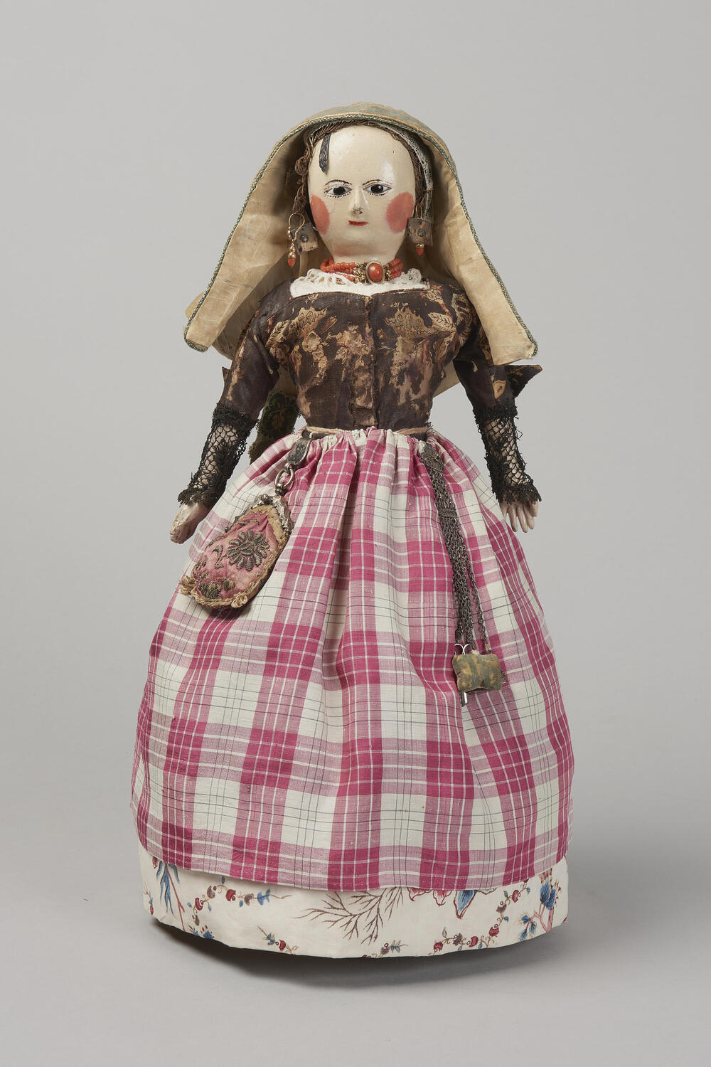 Pop in Zaans kostuum met kaper van circa 1775–1800