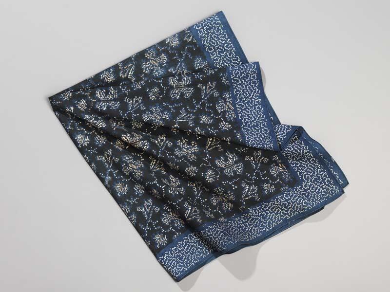 Vierkante blauwe bedrukte katoenen doek of sjaal met grillig bloempatroon en uitgespaarde witte…