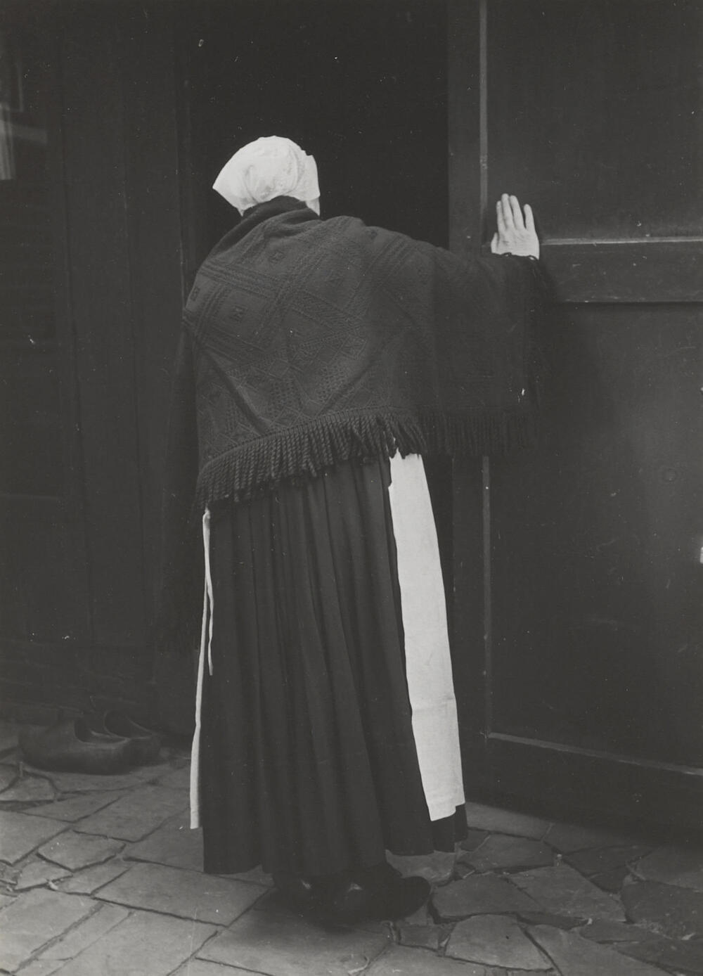 Mevrouw De Leeuw in streekdracht uit Laren, 1952