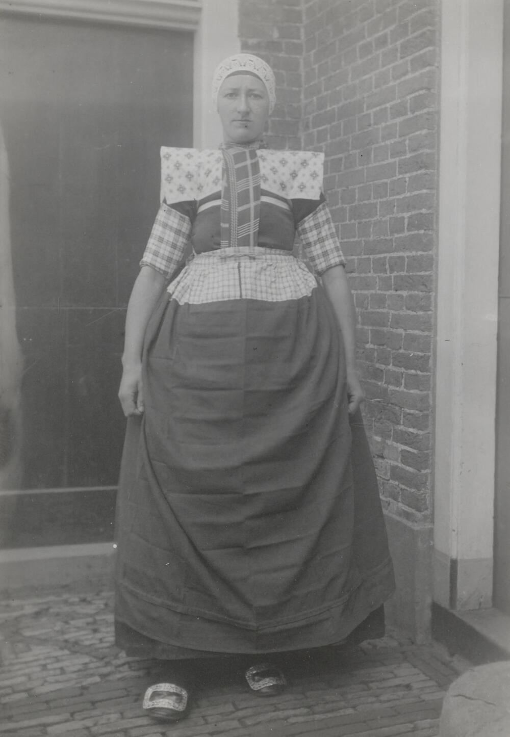 Vrouw in opknapdracht, Bunschoten-Spakenburg, circa 1915