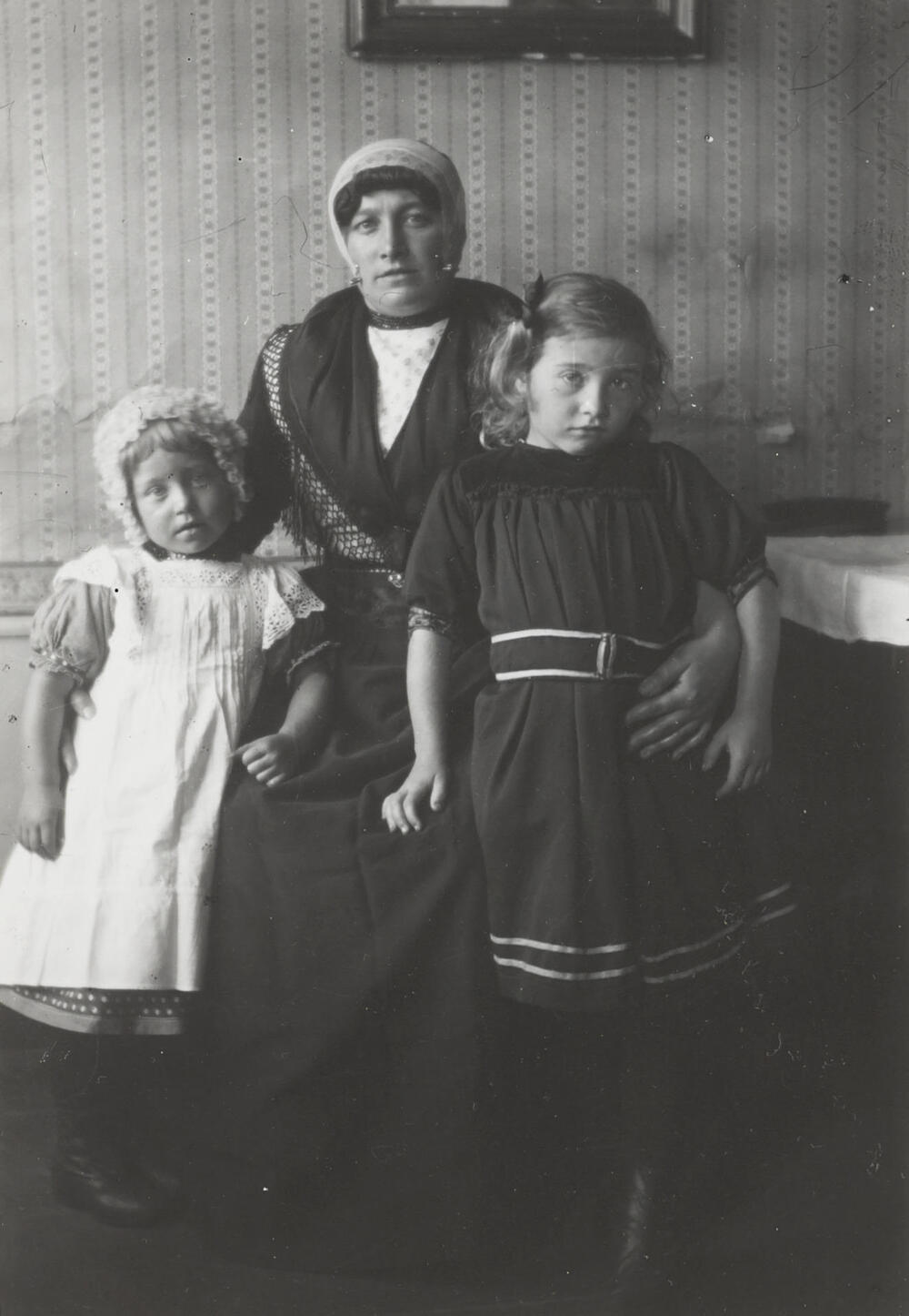 Geertje Romkes-Brouwer in Urker dracht met dochters in modekleding, circa 1916