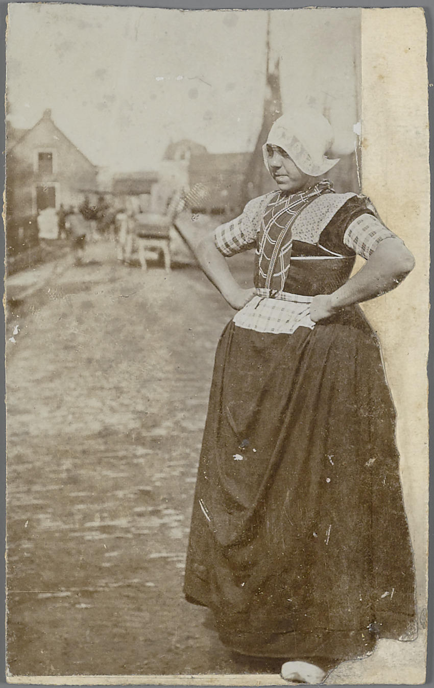 Willempje Koelewijn-Koelewijn in streekdracht uit Bunschoten-Spakenburg, circa 1905