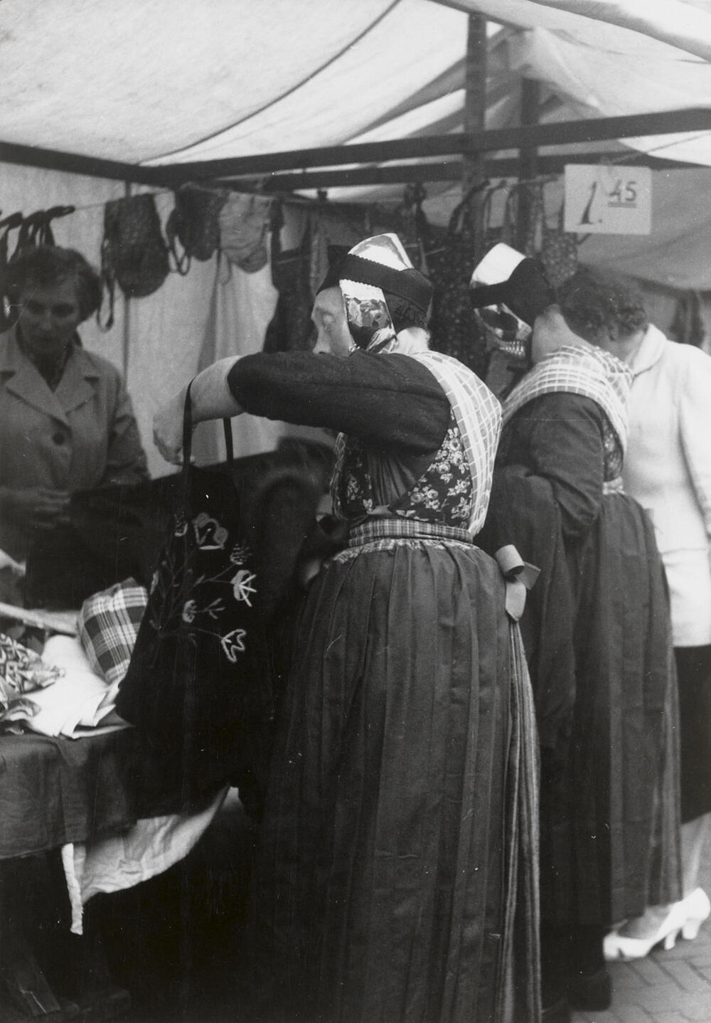 Vrouwen in Staphorster dracht op de markt, Zwolle, 1957