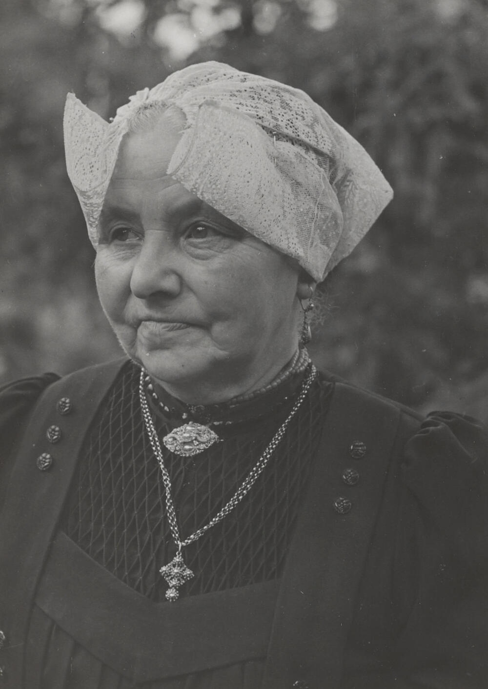 Mevrouw De Leeuw in streekdracht uit Laren, 1952