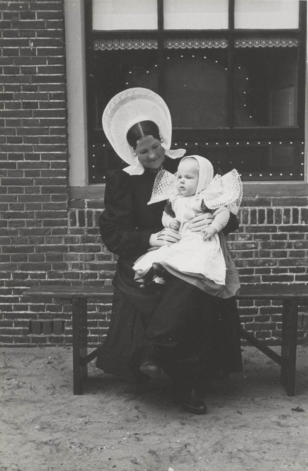 Vrouw en kind in streekdracht, Huizen, 1945