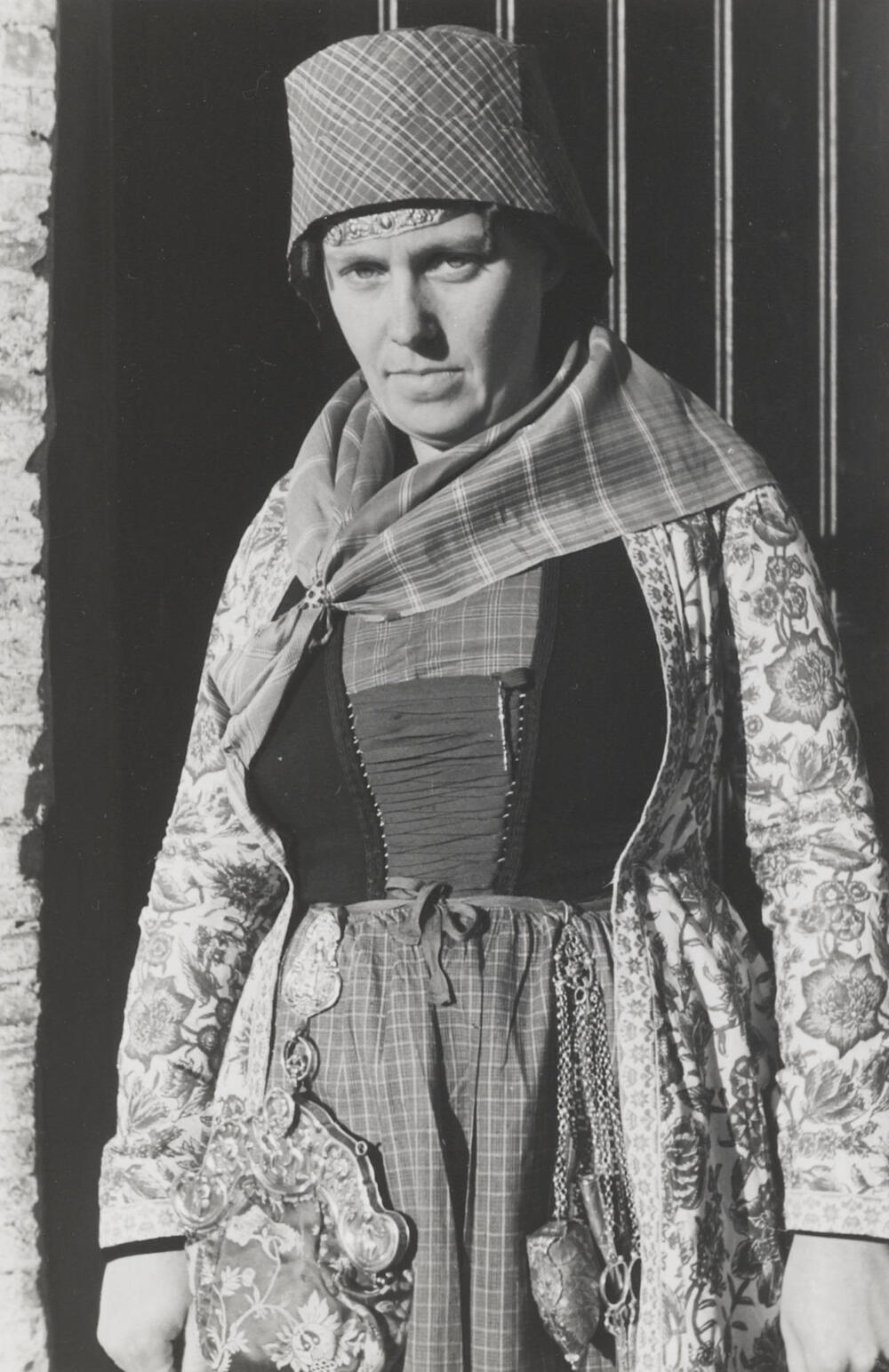 Jacomina van Elselo verkleed in Hindelooper dracht, 1943