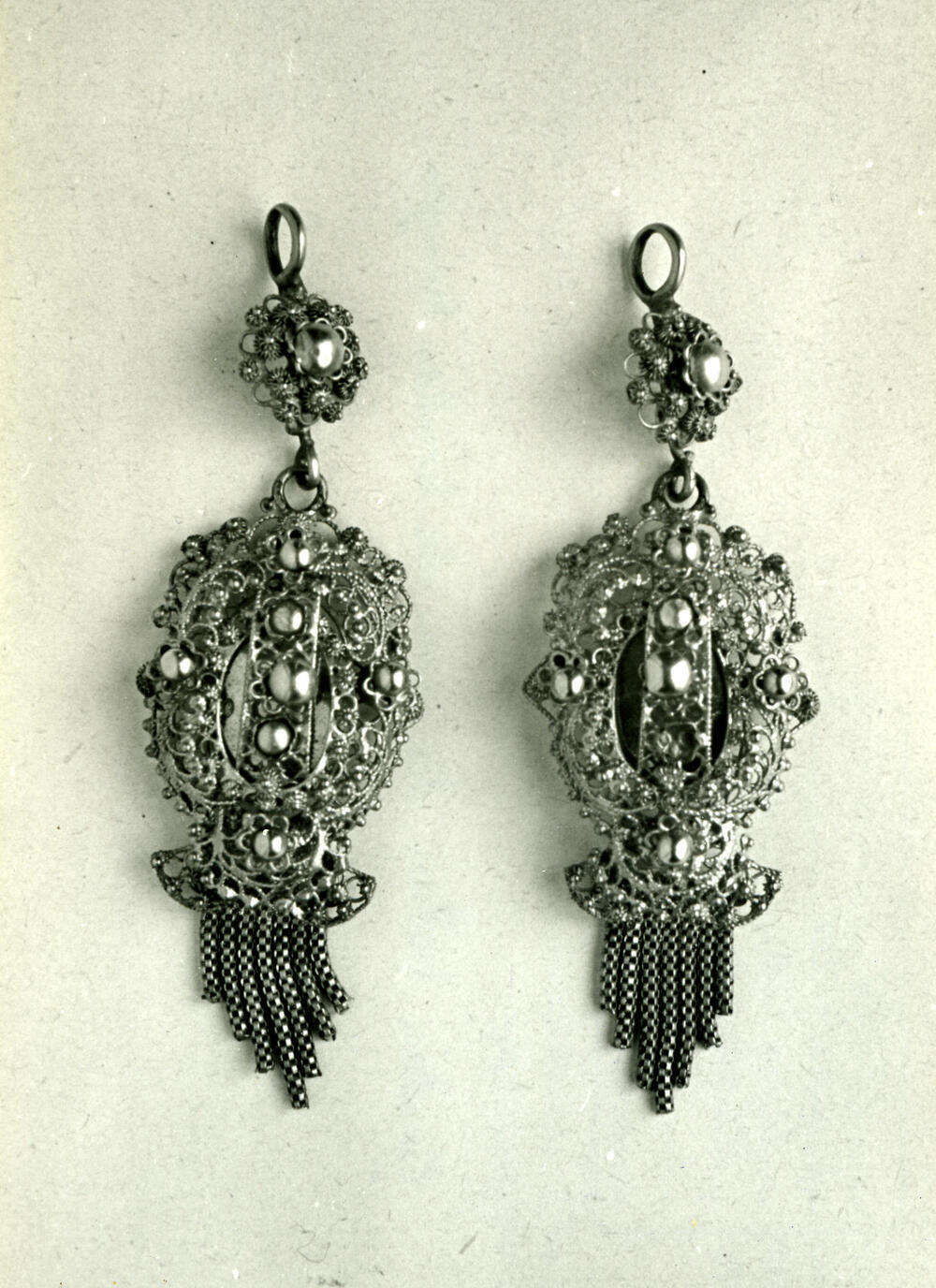 Paar gouden oorijzerhangers, Vlaardingen, 1950