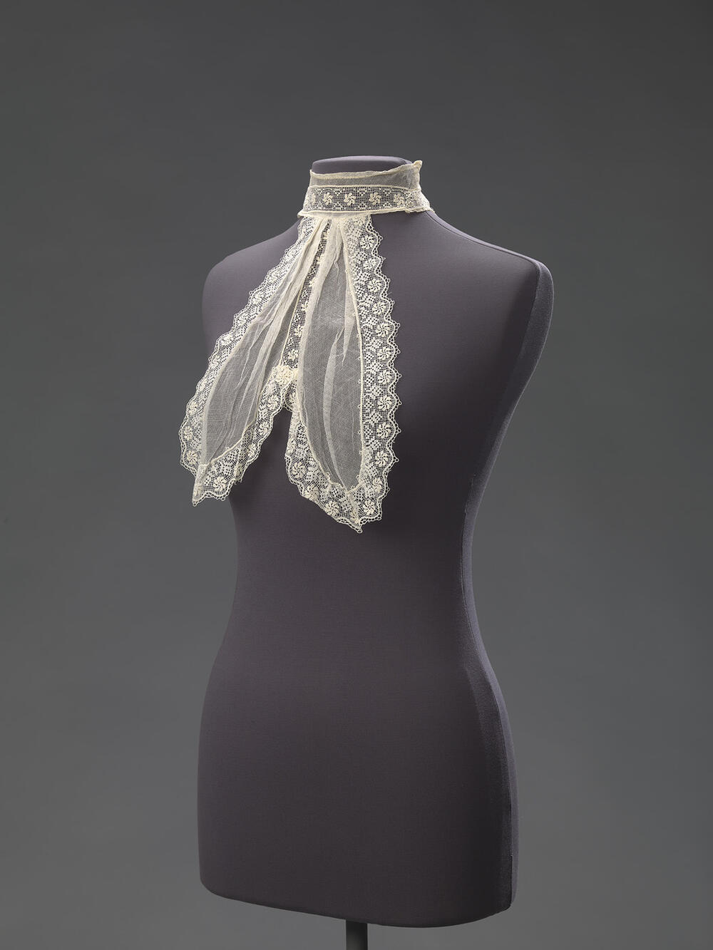 Guimpe met jabot