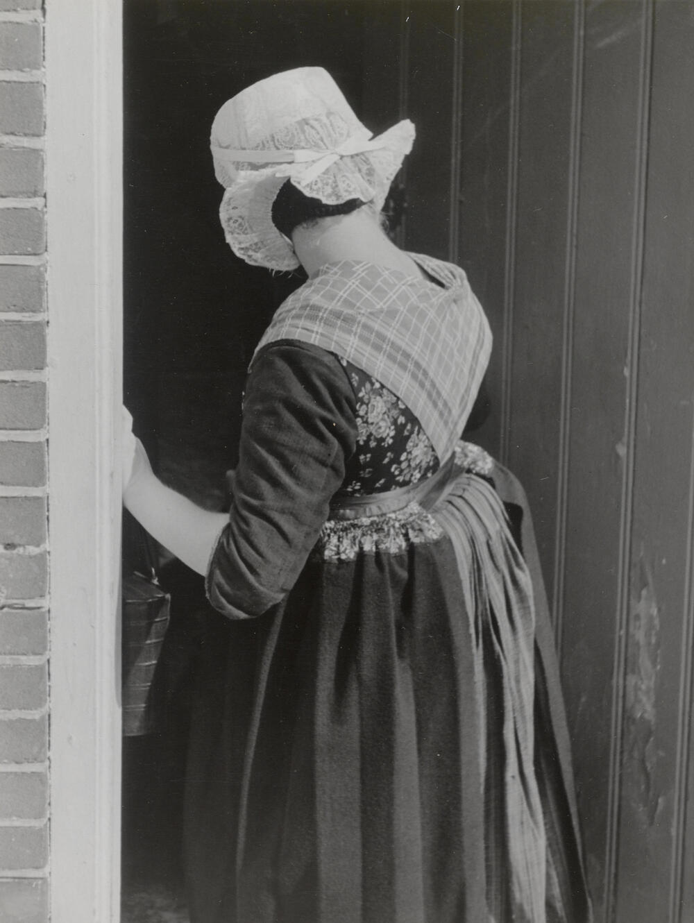 Beertje Veijer in kerkdracht, Rouveen, 1944