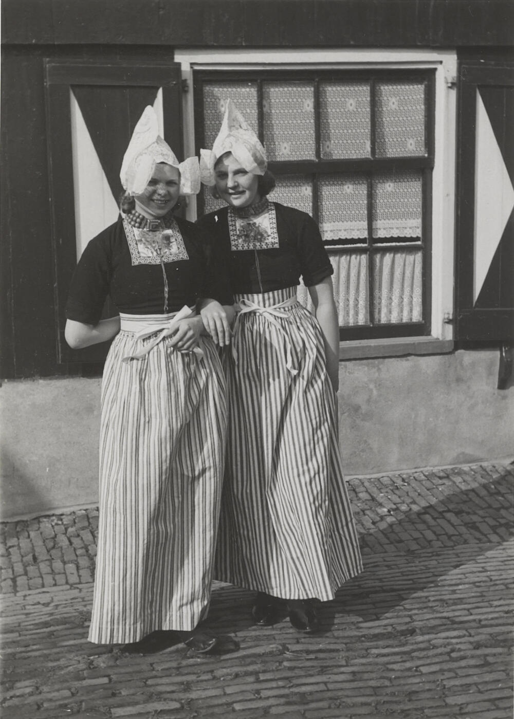 Meisjes in Volendammer dracht, 1951