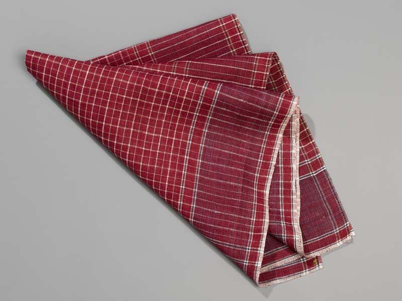 Sondook met ingeweven ruit in rood,wit en blauw met lapkede mei klawerblede