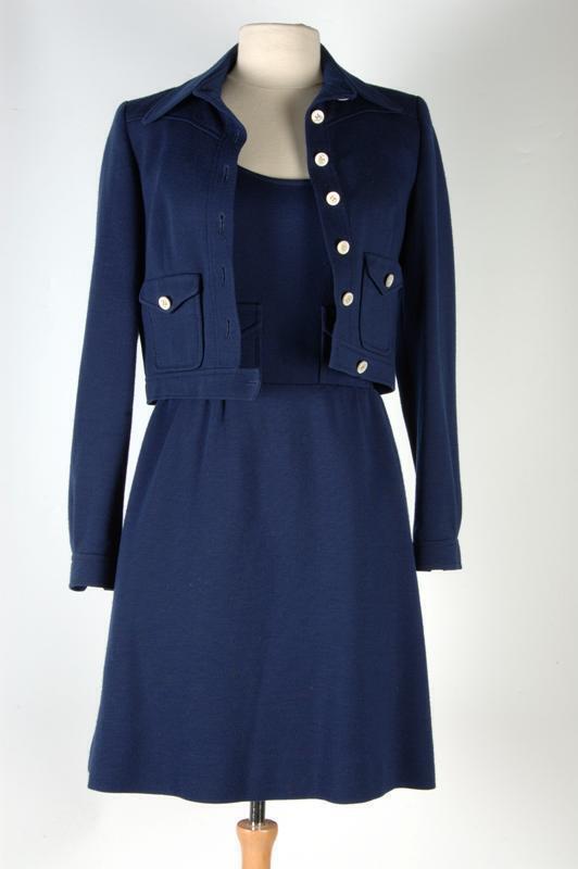Jasje, onderdeel van blauw wollen battle-dresspakje met overgooier, Mary Quant-kousen