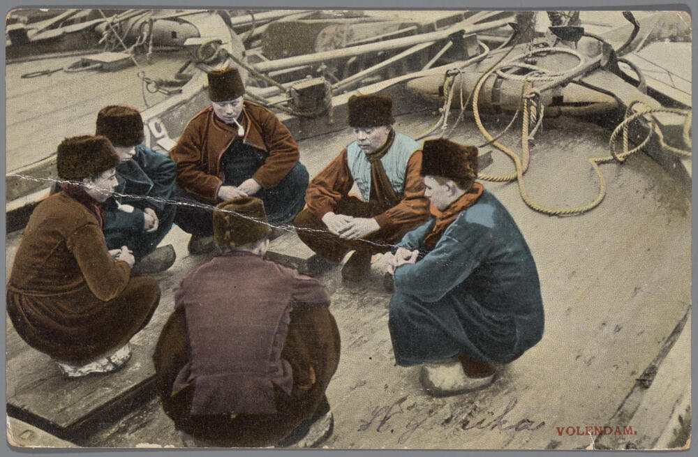 Groep mannen in Volendammer streekdracht.