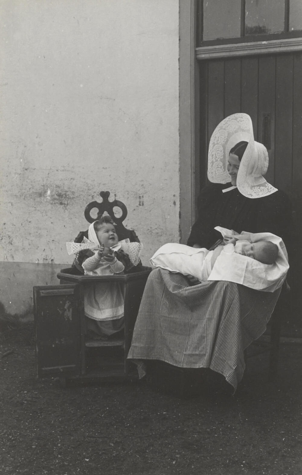 Vrouw en kinderen in streekdracht, Huizen, 1945