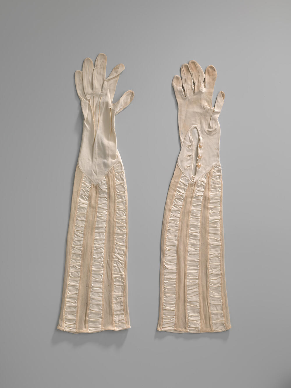 Paar lange witte handschoenen