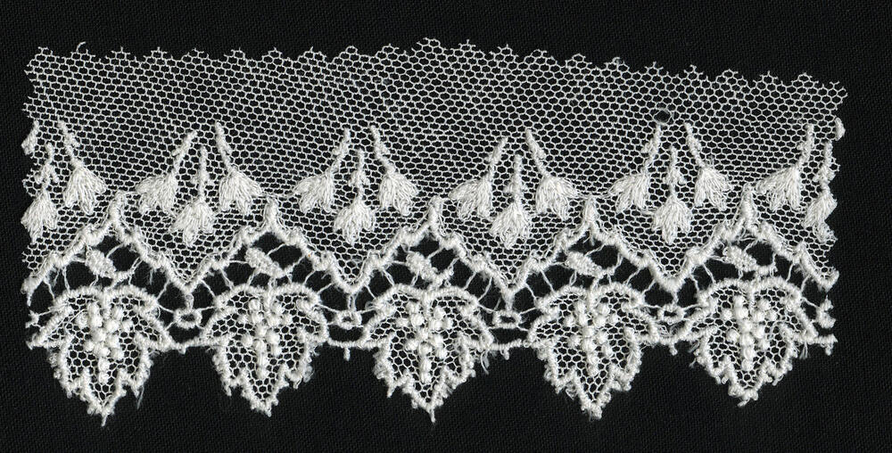 Fragment machinaal versierde tule