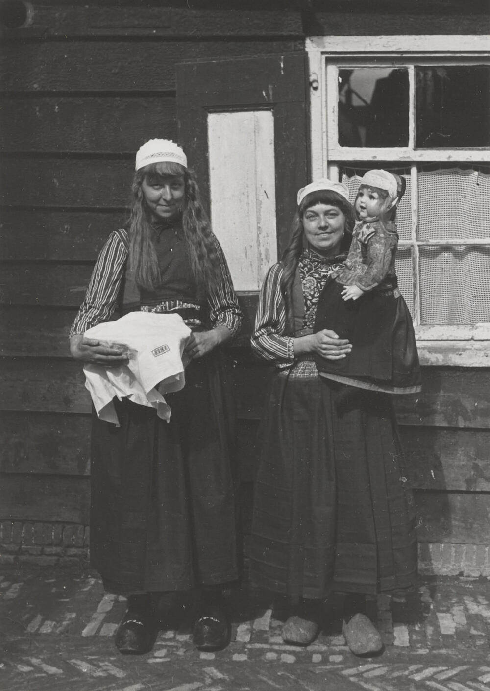 Neeltje Boneveld en Grietje Roos in Marker dracht, 1945