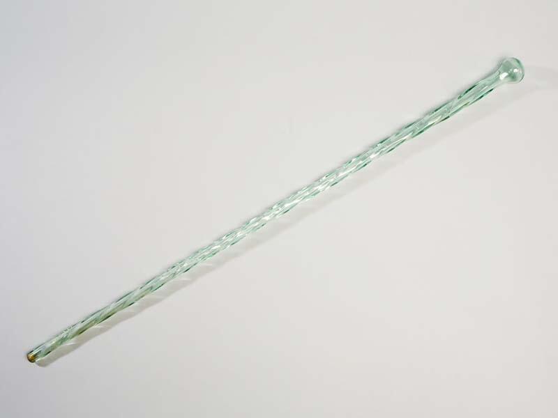 Lichtgroene glazen wandelstok met torswerk, ronde knop, hol