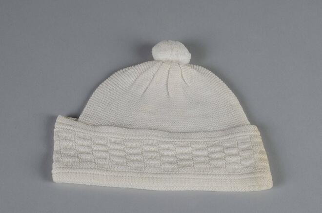 Glanskatoenen babymuts met kwastje