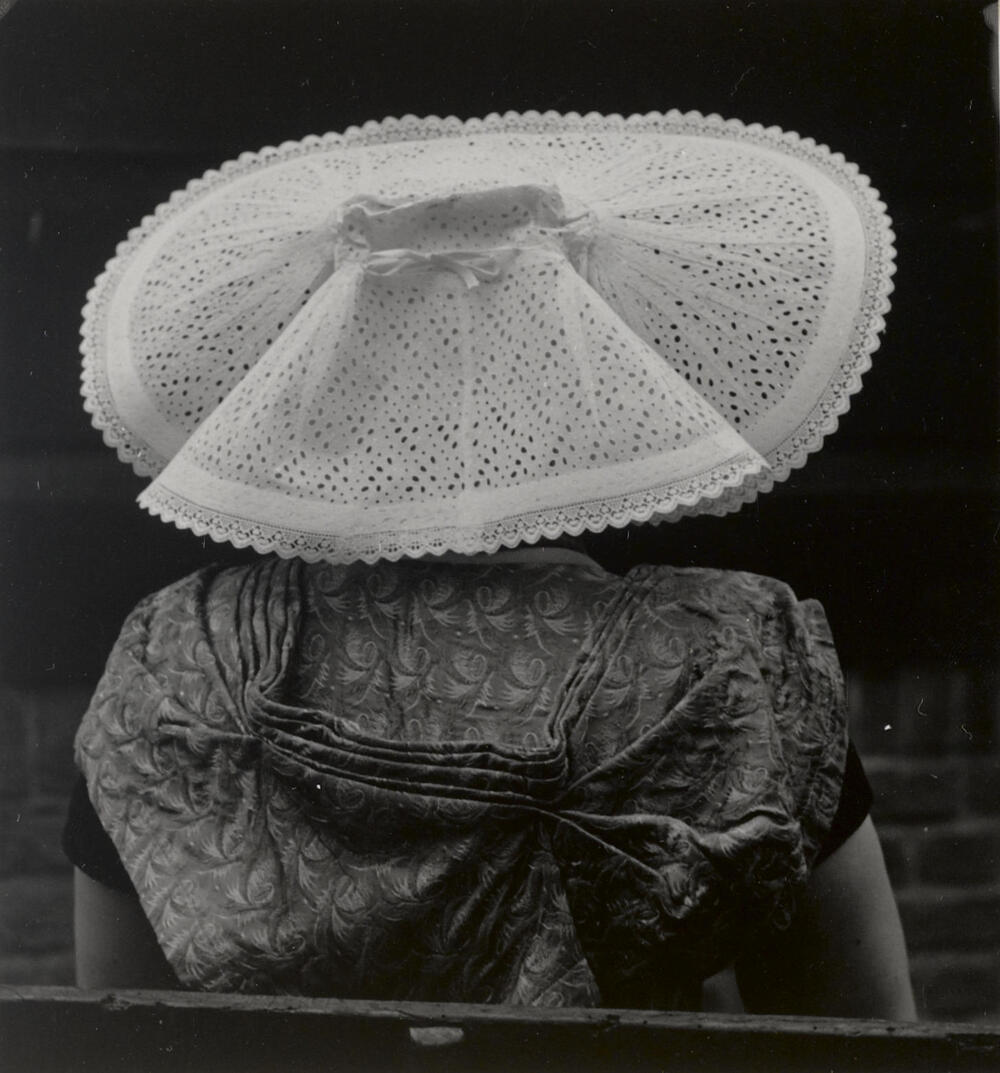 Johanna Martina Polderdijk-Brasser in Nieuwlandse dracht, 1950