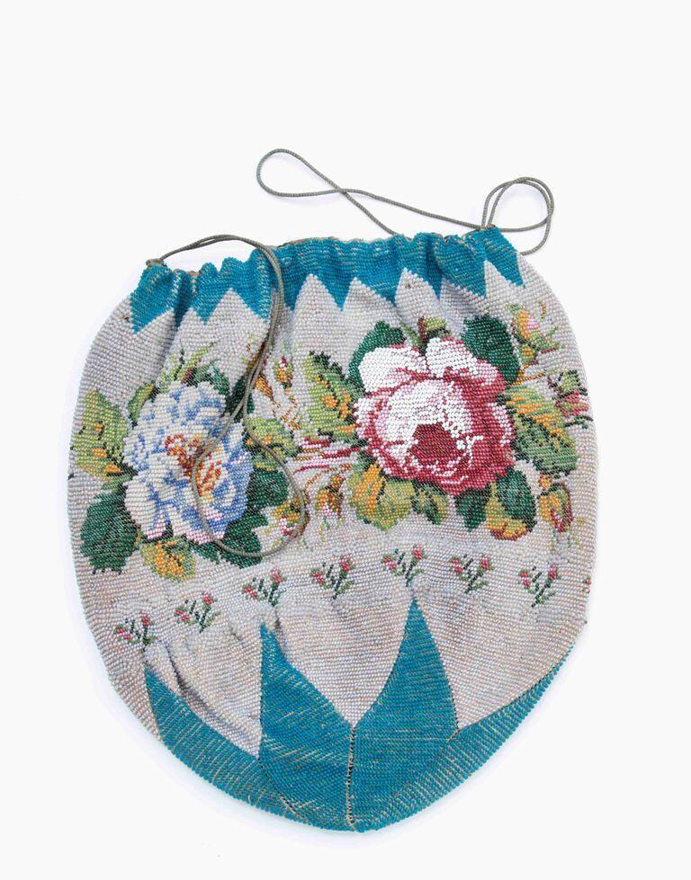 Reticule of pong van kralen, versierd met gekleurde bloemen en bladen op witte grond