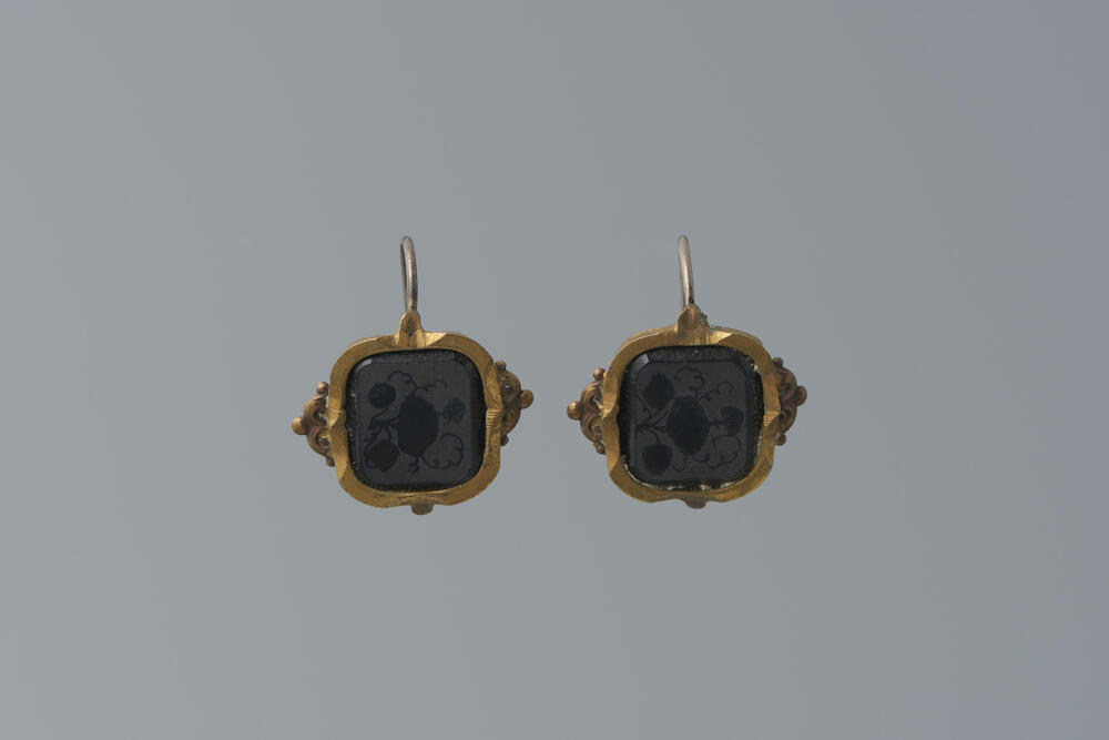 Paar messing oorbellen met steen van geëtst zwart glas, Overijssel, circa 1880