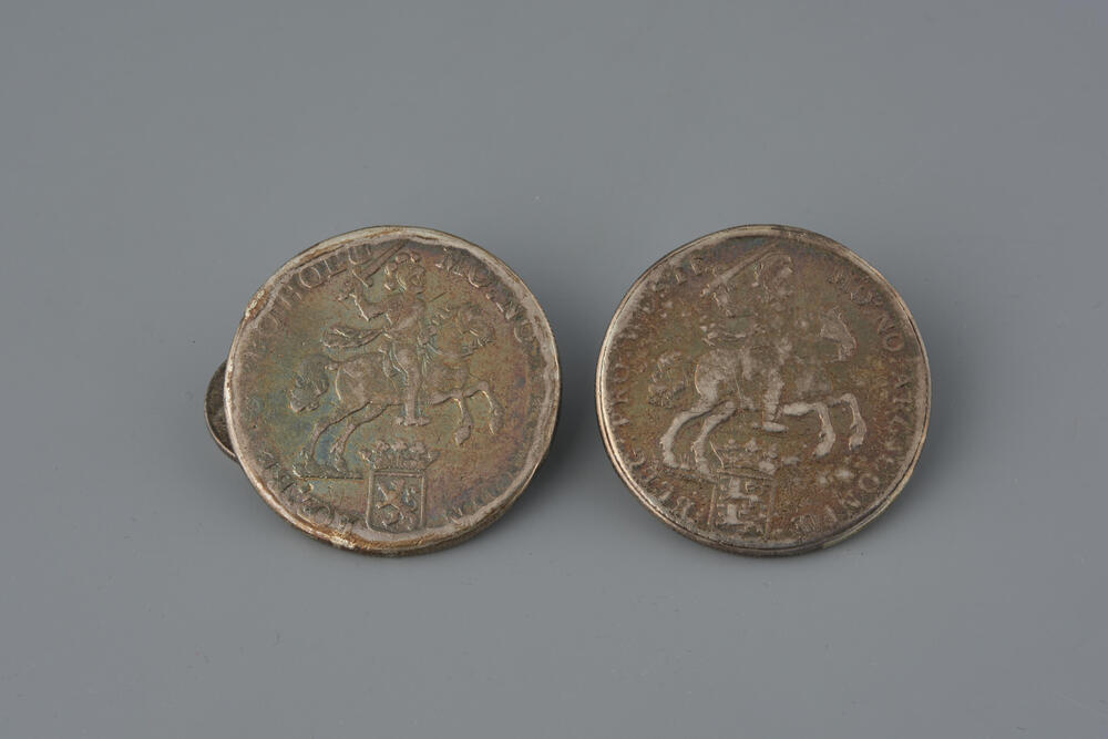 Paar klepstukken van munten uit 1765, 1790 en 1862, Volendam