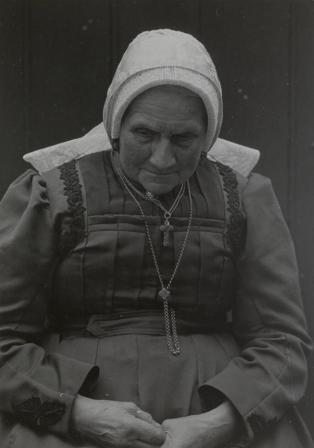Antje Dorresteijn-Kuijer in streekdracht uit Soest, 1952
