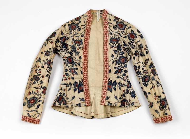 Sitsen Hindeloper kassakijntje, kort jakje, afgezet met rood-wit langetband, van sits met blauw…